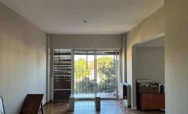 Departamento en muy buen estado con tres dormitorios, tres baños, cocina, living comedor,  cochera y baulera.-