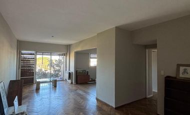Departamento en muy buen estado con tres dormitorios, tres baños, cocina, living comedor,  cochera y baulera.-