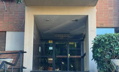 Departamento en muy buen estado con tres dormitorios, tres baños, cocina, living comedor,  cochera y baulera.-