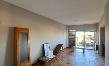 Departamento en muy buen estado con tres dormitorios, tres baños, cocina, living comedor,  cochera y baulera.-