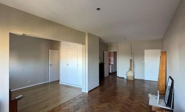 Departamento en muy buen estado con tres dormitorios, tres baños, cocina, living comedor,  cochera y baulera.-