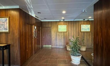 Departamento en muy buen estado con tres dormitorios, tres baños, cocina, living comedor,  cochera y baulera.-