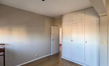 Departamento en muy buen estado con tres dormitorios, tres baños, cocina, living comedor,  cochera y baulera.-