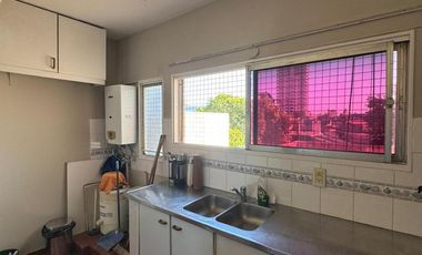 Departamento en muy buen estado con tres dormitorios, tres baños, cocina, living comedor,  cochera y baulera.-