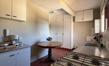 Departamento en muy buen estado con tres dormitorios, tres baños, cocina, living comedor,  cochera y baulera.-