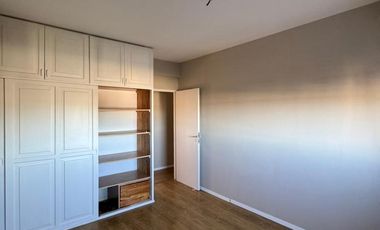 Departamento en muy buen estado con tres dormitorios, tres baños, cocina, living comedor,  cochera y baulera.-