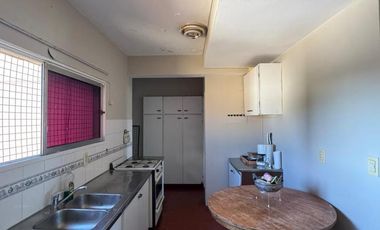 Departamento en muy buen estado con tres dormitorios, tres baños, cocina, living comedor,  cochera y baulera.-
