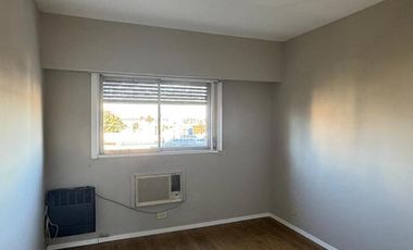 Departamento en muy buen estado con tres dormitorios, tres baños, cocina, living comedor,  cochera y baulera.-