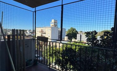 Departamento en muy buen estado con tres dormitorios, tres baños, cocina, living comedor,  cochera y baulera.-