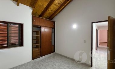 En alquiler casa 3 dormitorios y quincho - B° Capellán - Cipolletti