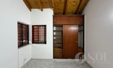 En alquiler casa 3 dormitorios y quincho - B° Capellán - Cipolletti