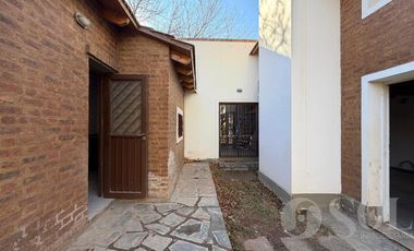 En alquiler casa 3 dormitorios y quincho - B° Capellán - Cipolletti