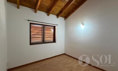 En alquiler casa 3 dormitorios y quincho - B° Capellán - Cipolletti