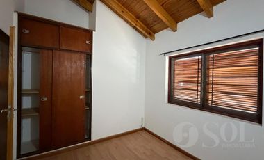 En alquiler casa 3 dormitorios y quincho - B° Capellán - Cipolletti