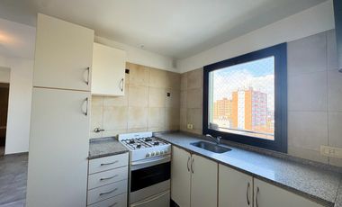 Departamento de dos ambientes con cochera propia