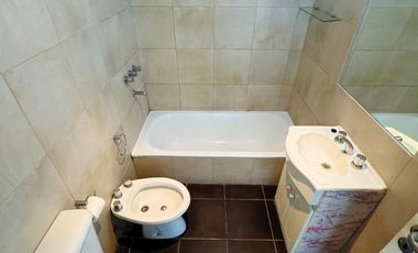 Departamento de dos ambientes con cochera propia