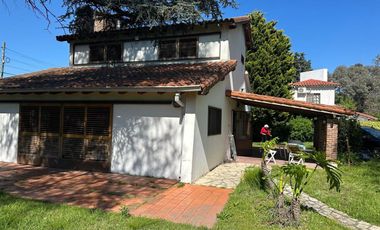 CASA 5 AMBIENTES EN VENTA LA UNION CON PISCINA