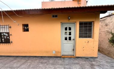 CASA en VENTA EN MERLO CON PATIO COCHERA Y DPTO