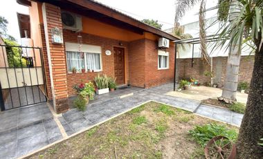 CASA en VENTA EN MERLO CON PATIO COCHERA Y DPTO