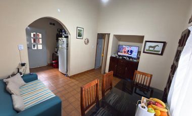 CASA en VENTA EN MERLO CON PATIO COCHERA Y DPTO