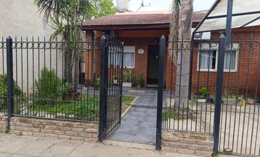 CASA en VENTA EN MERLO CON PATIO COCHERA Y DPTO