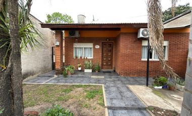 CASA en VENTA EN MERLO CON PATIO COCHERA Y DPTO