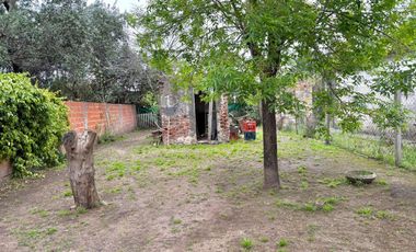 CASA en VENTA EN MERLO CON PATIO COCHERA Y DPTO