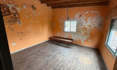 CASA en VENTA EN MERLO CON PATIO COCHERA Y DPTO