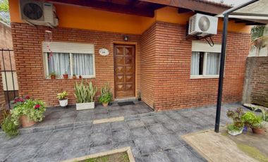 CASA en VENTA EN MERLO CON PATIO COCHERA Y DPTO