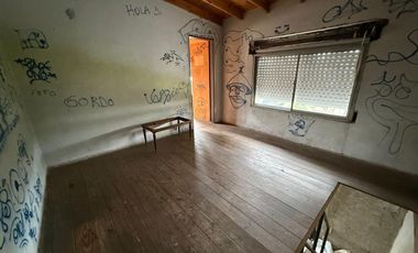 CASA en VENTA EN MERLO CON PATIO COCHERA Y DPTO