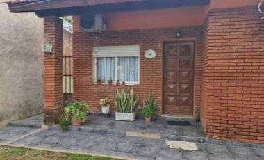 CASA en VENTA EN MERLO CON PATIO COCHERA Y DPTO