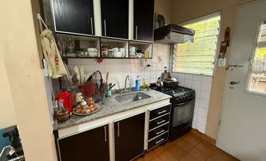 CASA en VENTA EN MERLO CON PATIO COCHERA Y DPTO
