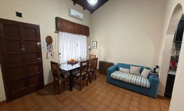 CASA en VENTA EN MERLO CON PATIO COCHERA Y DPTO