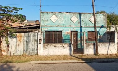 CASA EN VENTA A RESTAURAR EN GOYA CORRIENTES
