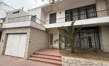Hermosa casa de categoría en 5ta Sección
