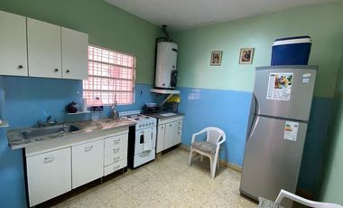 VENTA CASA 3 AMB PARQUE / COCH AP. CRED. -  MERLO