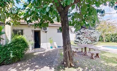 VENTA CASAS FCIO VARELA CENTRO CON PILETA