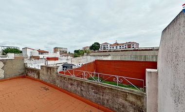 VENTA CASA 4 AMBIENTES CON JARDIN COCHERA SARANDI