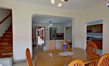 VENTA CASA 4 AMBIENTES CON JARDIN COCHERA SARANDI