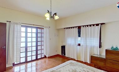 VENTA CASA 4 AMBIENTES CON JARDIN COCHERA SARANDI