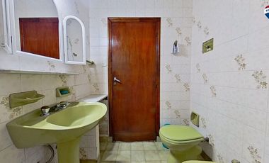 VENTA CASA 4 AMBIENTES CON JARDIN COCHERA SARANDI