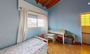 VENTA CASA 4 AMBIENTES CON JARDIN COCHERA SARANDI