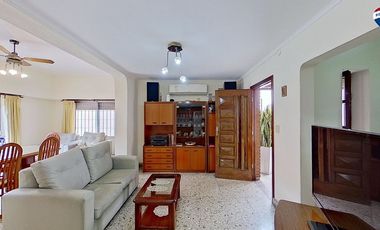 VENTA CASA 4 AMBIENTES CON JARDIN COCHERA SARANDI