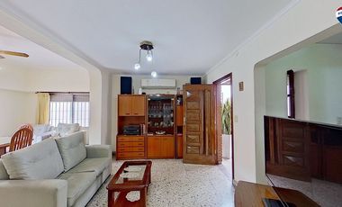VENTA CASA 4 AMBIENTES CON JARDIN COCHERA SARANDI