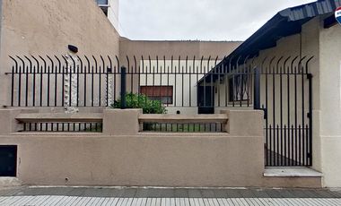 VENTA CASA 4 AMBIENTES CON JARDIN COCHERA SARANDI