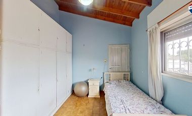 VENTA CASA 4 AMBIENTES CON JARDIN COCHERA SARANDI