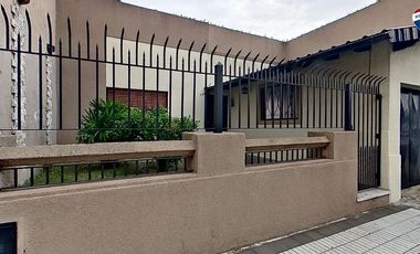 VENTA CASA 4 AMBIENTES CON JARDIN COCHERA SARANDI