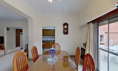 VENTA CASA 4 AMBIENTES CON JARDIN COCHERA SARANDI