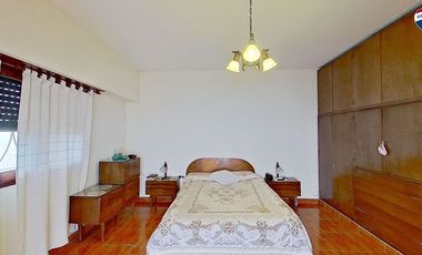 VENTA CASA 4 AMBIENTES CON JARDIN COCHERA SARANDI