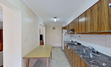 VENTA CASA 4 AMBIENTES CON JARDIN COCHERA SARANDI